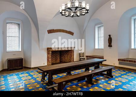 Bytow, Polen - 5. August 2021: Klosterinterieur des Zachodniokaszubskie-Museums im mittelalterlichen Schloss Bytow des Deutschen Ordens und der pommerschen Herzöge in seinem Stockfoto