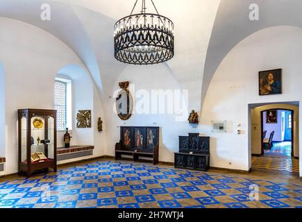 Bytow, Polen - 5. August 2021: Klosterinterieur des Zachodniokaszubskie-Museums im mittelalterlichen Schloss Bytow des Deutschen Ordens und der pommerschen Herzöge in seinem Stockfoto