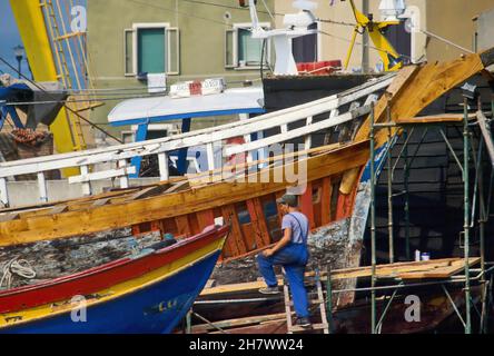 - cantiere navale di barche tipiche nel paese di Pellestrina, sull'isola che separa la laguna di Venezia dal Mare - Werft von typischen Booten in Pellestrina Dorf, auf der Insel, die die Lagune von Venedig vom Meer Italia trennt Stockfoto