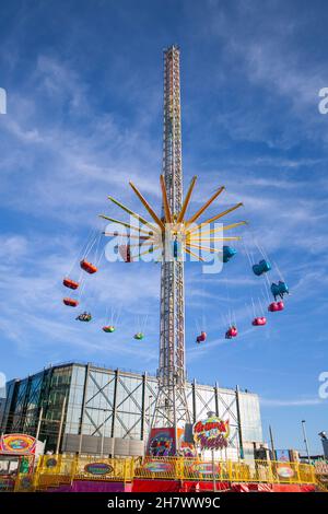 Blackpool's Tower Festival Headland Star Flyer, Europas höchste Reise-Fairground-Fahrt, Unterhaltung, Veranstaltungen und Attraktionen verwandelt sich in ein atemberaubendes festliches Promenadendorf mit überlebensgroßen Lichtinstallationen, festlichen Lichtprojektionen und weißen Knuckle Rides. Stockfoto