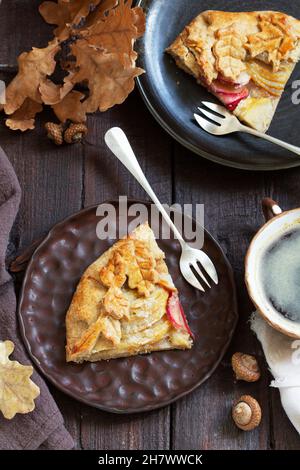 vollkorngallet mit Apfel und Birne, serviert mit Kaffee. Rustikaler Stil. Stockfoto