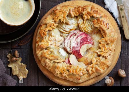 vollkorngallet mit Apfel und Birne, serviert mit Kaffee. Rustikaler Stil. Stockfoto