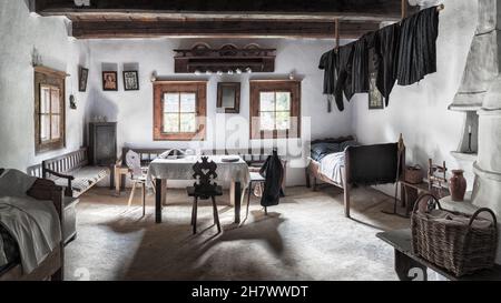 Nasse Wäsche auf dem Wäscheständer in der Küche, Cottage Interieur, altes Holzhaus, historisch Stockfoto