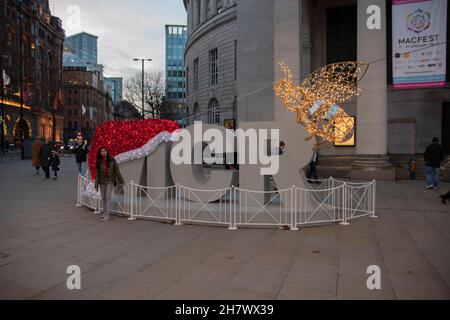 Weihnachtsmütze auf dem MCR-Logo vor der Bibliothek in Manchester England 8-12-2019 Stockfoto