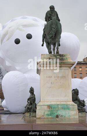 In Lyon, Frankreich, am 6. Dezember 2018, das Festival of Lights in der Stadt. Animation auf Place Bellecour, Les Anooki Stockfoto