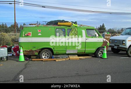 Alte Wohnmobile und Lieferwagen, Zelte und selbstgemachte Unterkünfte markieren das größte Obdachlosenlager in Bend, Oregon. Bend, eine Stadt mit etwa 95.000 Einwohnern, hat mehr als tausend Obdachlose. Stockfoto