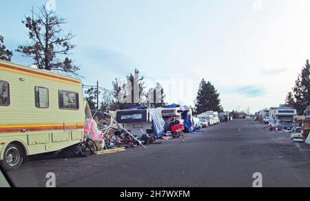 Alte Wohnmobile und Lieferwagen, Zelte und selbstgemachte Unterkünfte markieren das größte Obdachlosenlager in Bend, Oregon. Bend, eine Stadt mit etwa 95.000 Einwohnern, hat mehr als tausend Obdachlose. Stockfoto