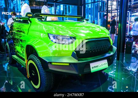 Ein Weltraumforschungs-Roewe Clever-Showcar mit Astronaut und Alien, das auf der Guangzhou Auto Show 2021 in der Provinz Guangdong, China, zu sehen ist Stockfoto