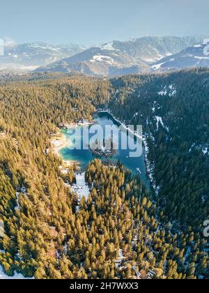 Luftaufnahme des Caumasee-Sees mit der Übersicht ins Tal im Spätherbst und in der frühen Wintersaison Stockfoto