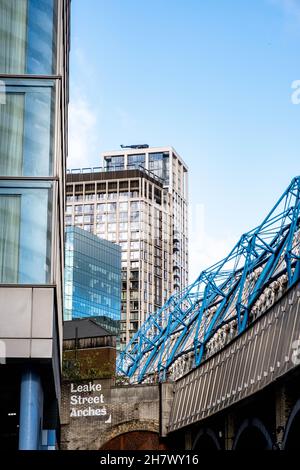 Waterloo London England, 21 2021. November, Park Plaza County Hall Hotel und Leake Street Arches Stockfoto