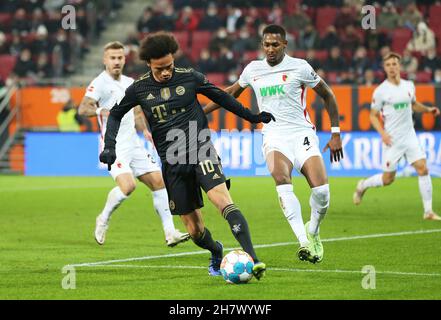 firo: Fußball: Fußball: 19.11.2021 1st Bundesliga, Spieltag Saison 2021/2022 12th, FC Augsburg - FC Bayern Mvºnchen 2: 1, Leroy Sane, FC Bayern Mvºnchen, FCB, Bayern, FC Bayern, ganze Figur, Stockfoto