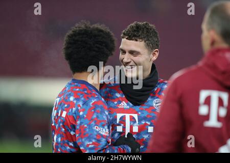 firo: Fußball: Fußball: 19.11.2021 1st Bundesliga, Spieltag Saison 2021/2022 12th, FC Augsburg - FC Bayern Mvºnchen 2: 1, Serge Gnabry, Benjamin Pavard, FC Bayern Mvºnchen, FCB, Bayern, FC Bayern, Halbfigur , Stockfoto