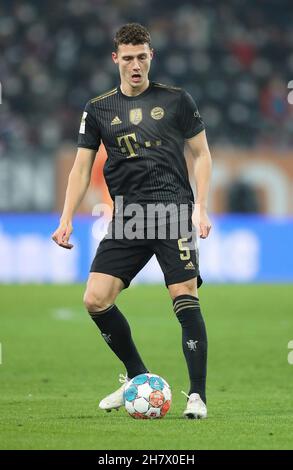 firo: Fußball: Fußball: 19.11.2021 1st Bundesliga, Spieltag Saison 2021/2022 12th, FC Augsburg - FC Bayern Mvºnchen 2: 1, Benjamin Pavard, FC Bayern Mvºnchen, FCB, Bayern, FC Bayern, Einzelaktion, Stockfoto