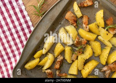 Kartoffelkeile, im Ofen geröstet, mit Rosma, in einem Backblech Stockfoto