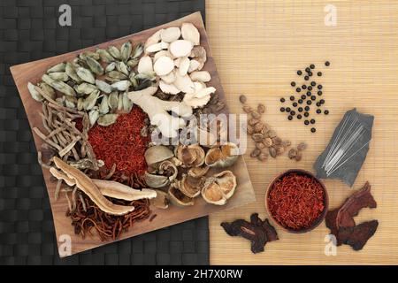 Chinesische Akupunkturnadeln und natürliche Pflanzenmedizin mit Kräutern und Gewürzen und zhi bai di huang, Chi Steigerung Pillen in der alten Kräutermedizin verwendet. Stockfoto