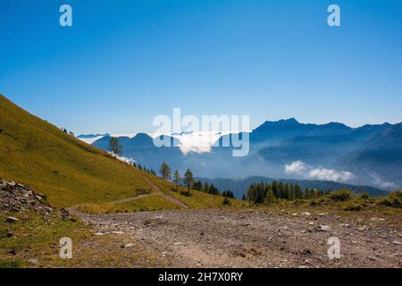 Die Hänge des Monte Morgenlim bei Sauris di Sopra, Friaul-Julisch Venetien, Italien. In der Nähe von Sella Festons, Sauris Valley im Hintergrund. Ende September Stockfoto