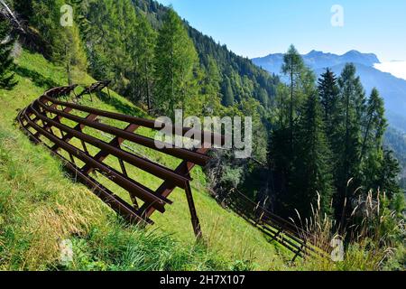 Lawinenbarrieren aus Metall an den unteren Hängen des Monte Morgenleit bei Sauris di Sopra, Provinz Udine, Friaul-Julisch Venetien, Nordostitalien. Ende September Stockfoto