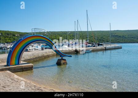 Eine Regenbogenrutsche am Wasser von Punat auf der Insel Krk im Kreis Primorje-Gorski Kotar im Westen Kroatiens Stockfoto