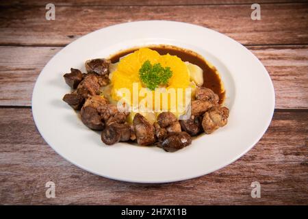 Rezept aus Süßbrot und Lammkniere mit Kakao, Lauch-Pfeifen mit Mandeln und Orangen Stockfoto