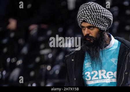 LONDON, ENGLAND - 24. NOVEMBER: Derby-Fan während des Sky Bet Championship-Spiels zwischen Fulham und Derby County im Craven Cottage am 24. November 2021 Stockfoto