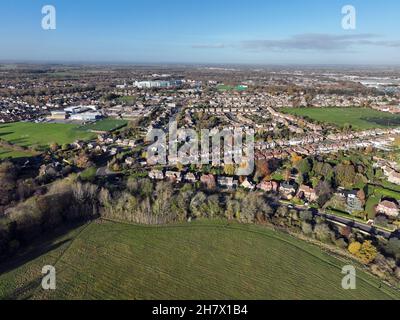 Peterborough, Großbritannien. 22nd. November 2021. Ein Blick um Netherton, der die Jack Hunt School (links, über den Spielfeldern), das Peterborough City Hospital (oben, in der Mitte) und die Grange Playing Fields (oben rechts) in Peterborough, Cambridgeshire, Großbritannien, am 22. November zeigt, 2021 Kredit: Paul Marriott/Alamy Live Nachrichten Stockfoto