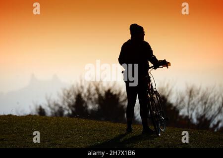 Kozakov, Tschechische Republik. 25th. November 2021. Während der COVID-19-Pandemie in der Tschechischen Republik fährt ein Radfahrer am frühen Abend im Böhmischen Paradies (100 Kilometer nördlich von Prag) mit dem Fahrrad durch. (Bild: © Slavek Ruta/ZUMA Press Wire) Stockfoto