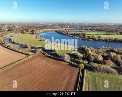 Peterborough, Großbritannien. 22nd. November 2021. Blick auf die Milton Ferry Bridge über den Fluss Nene in der Nähe von Ferry Meadows (Nene Park) Country Park, Peterborough, Cambridgeshire, Großbritannien, am 22. November, 2021 Kredit: Paul Marriott/Alamy Live Nachrichten Stockfoto