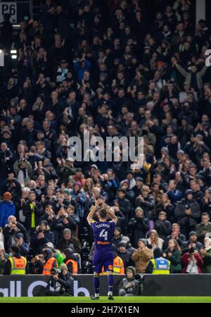 LONDON, ENGLAND - 24. NOVEMBER: Graeme Shinnie von Derby County während des Sky Bet Championship-Spiels zwischen Fulham und Derby County im Craven Cottage Stockfoto
