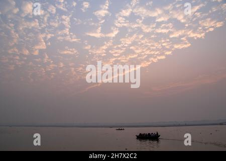 Sonnenaufgang am Morgen über dem fluss varanasi uttar pradesh indien. Stockfoto