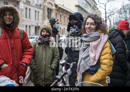 Moskau, Russland - am 25. November 2021 kamen Hunderte von Menschen vor Gericht, um die Organisation Human Rights Center MEMORIAL zu liquidieren Stockfoto