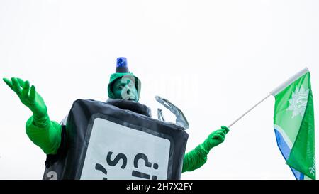Düsseldorf, Deutschland. 25th. November 2021. Menschen nehmen an einer Demonstration von Beschäftigten des öffentlichen Sektors vor dem landtag Teil. Quelle: Rolf Vennenbernd/dpa/Alamy Live News Stockfoto