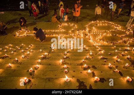 Ghats von Varanasi schmückten und leuchten während des Dev Diwali Festivals in den Ghats von Ganges in Varanasi mit kleinen irdenen Lampen. Stockfoto