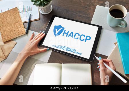 HACCP – Gefahrenanalyse und kritischer Kontrollpunkt. Standard und Zertifizierung, Qualitätskontrollvorschriften für die Lebensmittelindustrie. Stockfoto