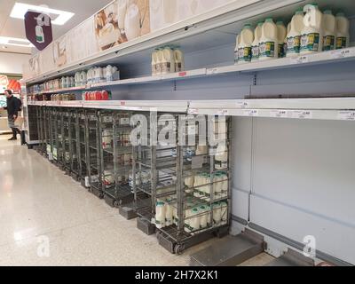 London, Großbritannien, 25. November 2021: In der Clapham High Street-Filiale des Sainsbury-Supermarkts zeigen leere Regale die anhaltenden Probleme bei der Verteilung und Lieferung der Lieferkette. Anna Watson/Alamy Live News Stockfoto