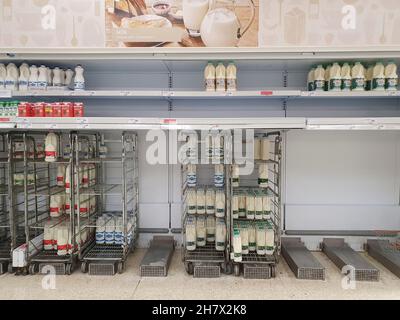 London, Großbritannien, 25. November 2021: In der Clapham High Street-Filiale des Sainsbury-Supermarkts zeigen leere Regale die anhaltenden Probleme bei der Verteilung und Lieferung der Lieferkette. Anna Watson/Alamy Live News Stockfoto