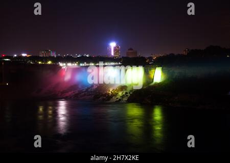 Niagara-Fälle bei Nacht Stockfoto