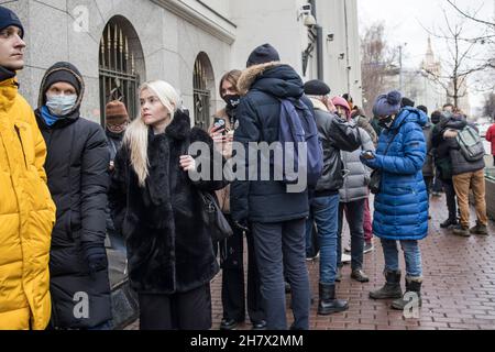 Moskau, Russland - am 25. November 2021 kamen Hunderte von Menschen vor Gericht, um die Organisation Human Rights Center MEMORIAL zu liquidieren Stockfoto