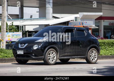 Chiangmai, Thailand - Oktober 6 2021: Privates Auto, Nissan Juke. Auf der Straße Nr. 1001, 8 km von der Stadt Chiangmai entfernt. Stockfoto