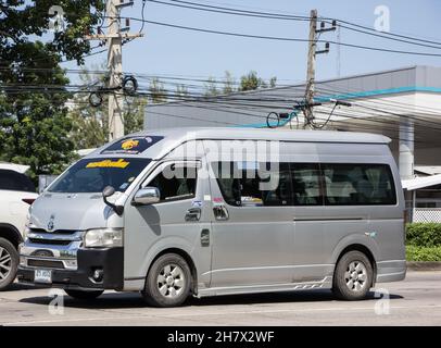 Chiangmai, Thailand - Oktober 6 2021: Privater Toyota-Pendler. Foto an der Straße Nr. 121 etwa 8 km von der Innenstadt von Chiangmai thailand entfernt. Stockfoto