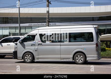 Chiangmai, Thailand - Oktober 6 2021: Privater Toyota-Pendler. Foto an der Straße Nr. 121 etwa 8 km von der Innenstadt von Chiangmai thailand entfernt. Stockfoto