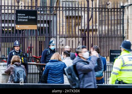 Touristen und Polizei am Cromwell Green Eingang zum Palace of Westminster (Houses of Parliament), London, Großbritannien Stockfoto