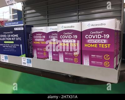 Oceanside, CA USA - 30. Oktober 2021: Kartons mit AccessBio Carestart Covid-19 Antigen-Heimtestkits auf dem Regal einer Drogerie Stockfoto