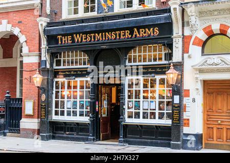 The Westminster Arms, ein öffentliches Haus und Restaurant in Story's Gate in der Nähe der Houses of Parliament, London, Großbritannien. Stockfoto