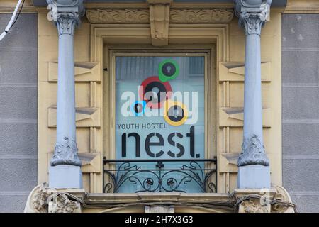 VALENCIA, SPANIEN - 15. NOVEMBER 2021: Nest Hostels ist eine spanische Herbergen-Kette für junge Reisende Stockfoto