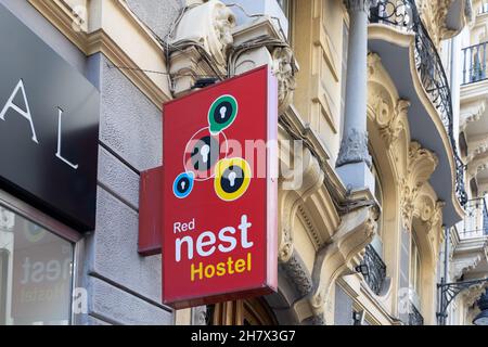 VALENCIA, SPANIEN - 15. NOVEMBER 2021: Nest Hostels ist eine spanische Herbergen-Kette für junge Reisende Stockfoto