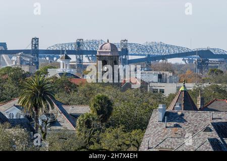 NEW ORLEANS, LA, USA - 2. JANUAR 2021: Luftaufnahme der Dächer des Uptown-Viertels mit der Huey Long Bridge im Hintergrund Stockfoto