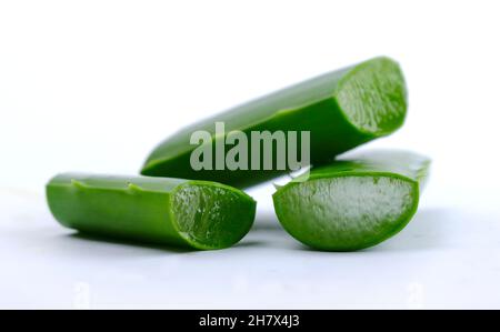 Nahaufnahme von Bio-grünen frischen Aloe Vera transparentem Gel in Schale, isoliert über weiß, Licht durchdringt transparentes Gel, Hautpflegeprodukt. Stockfoto