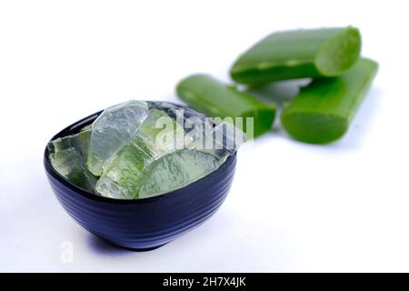 Nahaufnahme von Bio-grünen frischen Aloe Vera transparentem Gel in Schale, isoliert über weiß, Licht durchdringt transparentes Gel, Hautpflegeprodukt. Stockfoto