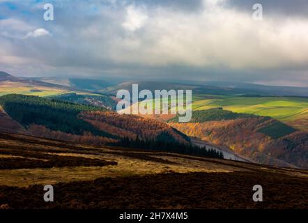 Blick auf den Peak District National Park in Richtung Ladybower Reservoir von Win Hill Derbyshire England UK. Stockfoto