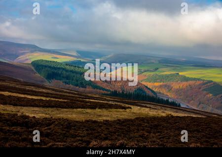 Blick auf den Peak District National Park in Richtung Ladybower Reservoir von Win Hill Derbyshire England UK. Stockfoto